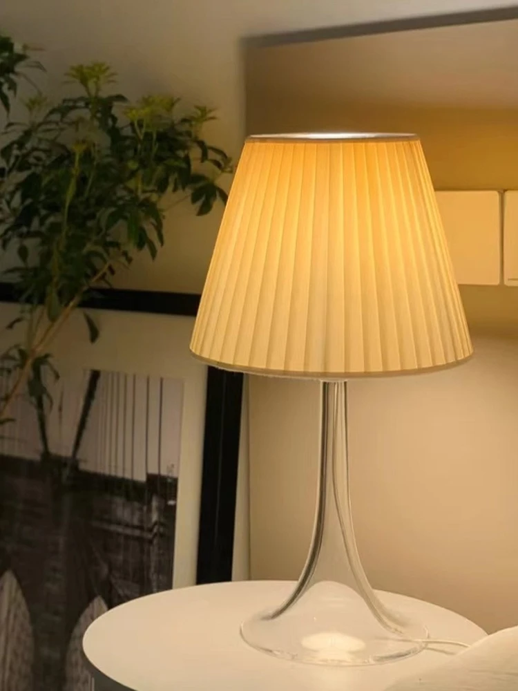 Postmodern creative model house, light luxury art, bedside study, bedroom, living room decorative table lamp
Postmodern creative model house, light luxury art, bedside study, bedroom, living room decorative table lamp