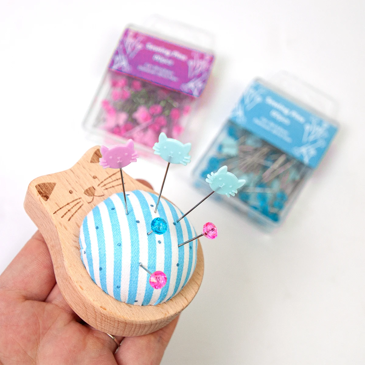 New Striped Cat Pin Cushion with Positioning Pins – 20pcs/80pcs Set, Handmade Sewing and Quilting Fixing Pins for Clothing
New Striped Cat Pin Cushion with Positioning Pins – 20pcs/80pcs Set, Handmade Sewing and Quilting Fixing Pins for Clothing