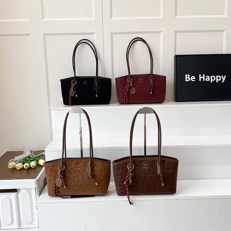 Luxury Brand Famous Designer Fashionable Women's Crossbody Bag Elegant Leather Large Capacity Diaper Bag Trendy Commuter
Luxury Brand Famous Designer Fashionable Women's Crossbody Bag Elegant Leather Large Capacity Diaper Bag Trendy Commuter