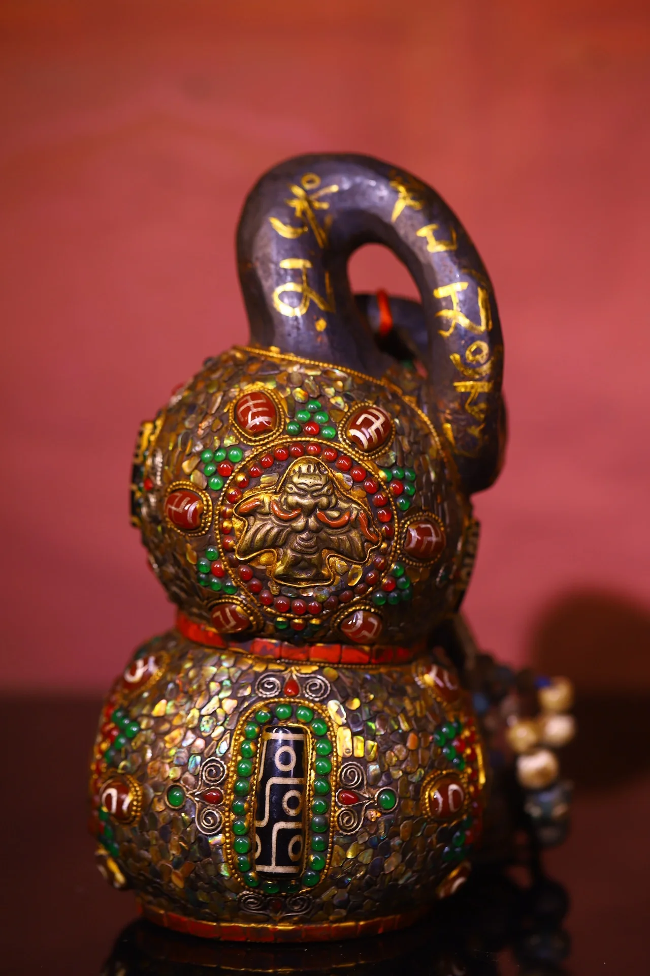 8"Tibetan Temple Collection Old Natural Meteorite Mosaic Gem gZi Beads Shell Calabash Town house Gourd Amulet Worship Hall
8"Tibetan Temple Collection Old Natural Meteorite Mosaic Gem gZi Beads Shell Calabash Town house Gourd Amulet Worship Hall