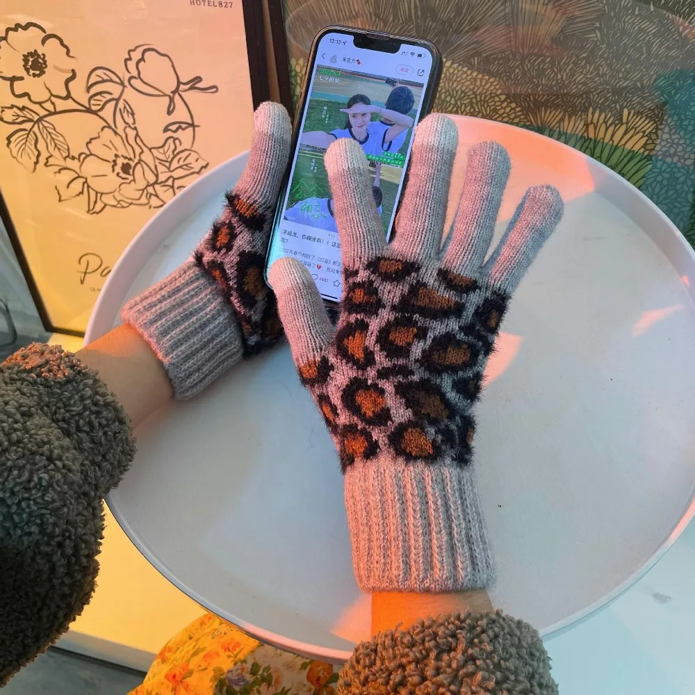 Зимние велосипедные сохраняющие тепло уличные леопардовые простые толстые варежки бархатные женские перчатки для сенсорного экрана
Зимние велосипедные сохраняющие тепло уличные леопардовые простые толстые варежки бархатные женские перчатки для сенсорного экрана