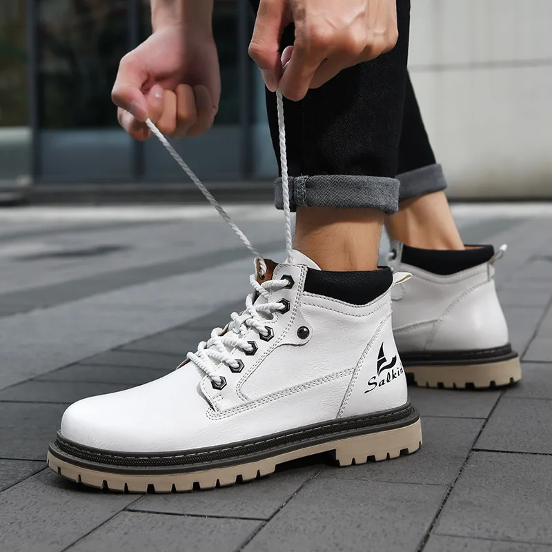 Белые мужские ботинки в британском стиле, высокие кроссовки, мужские уличные нескользящие походные ботинки, модные мужские кожаные ботильоны
Белые мужские ботинки в британском стиле, высокие кроссовки, мужские уличные нескользящие походные ботинки, модные мужские кожаные ботильоны