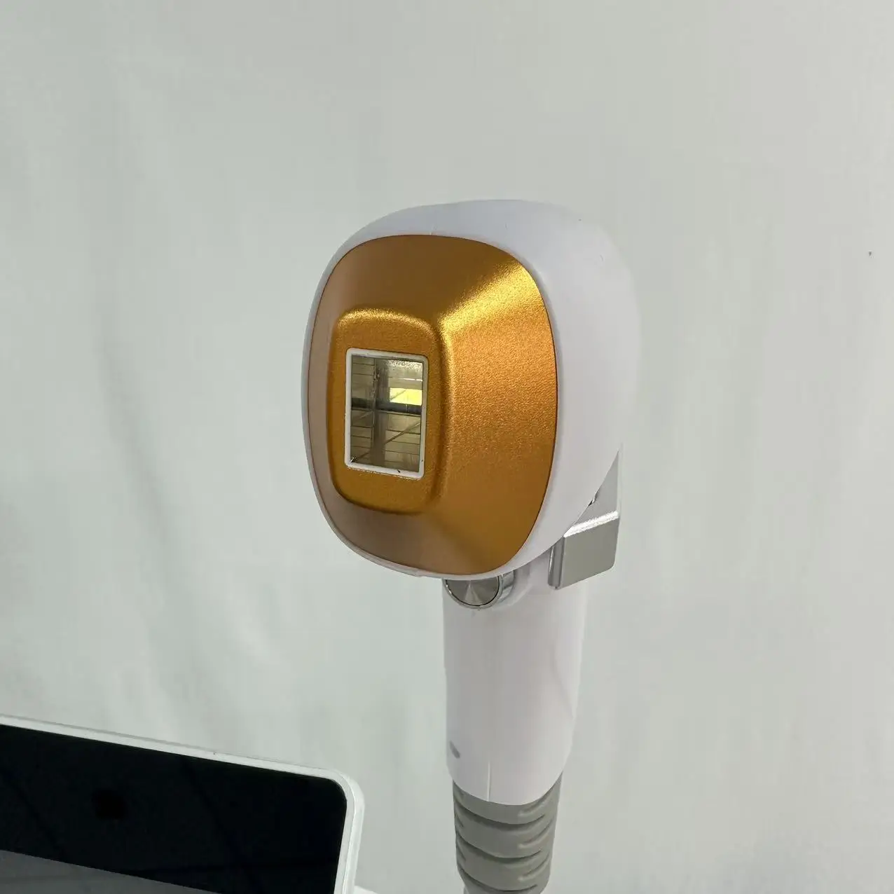 Professional 808nm Diode Laser Hair Removal Device - Permanent Hair Removal Painless Ice Titanium Technology Portable Design
Professional 808nm Diode Laser Hair Removal Device - Permanent Hair Removal Painless Ice Titanium Technology Portable Design