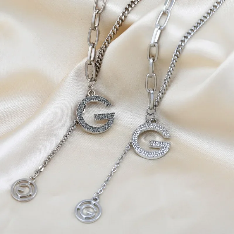 New classic and fashionable necklaces with feminine charm and letter sweater chains, necklaces
New classic and fashionable necklaces with feminine charm and letter sweater chains, necklaces