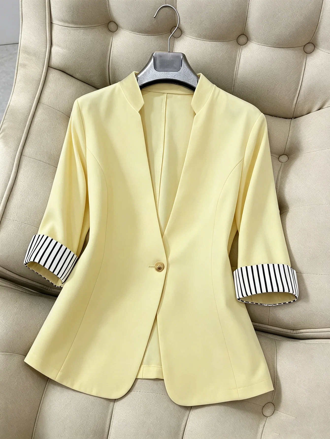 Plus Size Casual Blazer Women Long Sleeve Shawl Collar Spring Autumn Elegant Formal Office Blazer 5XL
Plus Size Casual Blazer Women Long Sleeve Shawl Collar Spring Autumn Elegant Formal Office Blazer 5XL