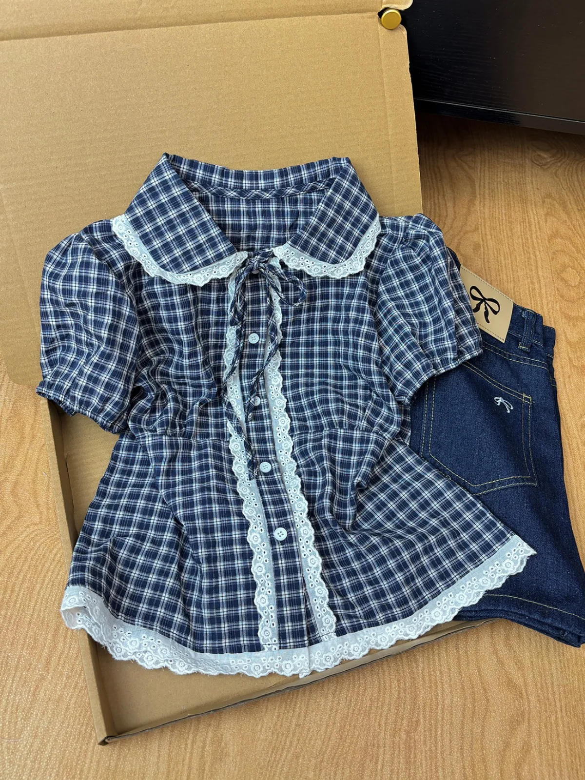 Korean Style Blue Plaid Lace Trim Shirt Women's Summer Design Baby Doll Collar Anti-Aging Shirt Top Breathable Polyester
Korean Style Blue Plaid Lace Trim Shirt Women's Summer Design Baby Doll Collar Anti-Aging Shirt Top Breathable Polyester