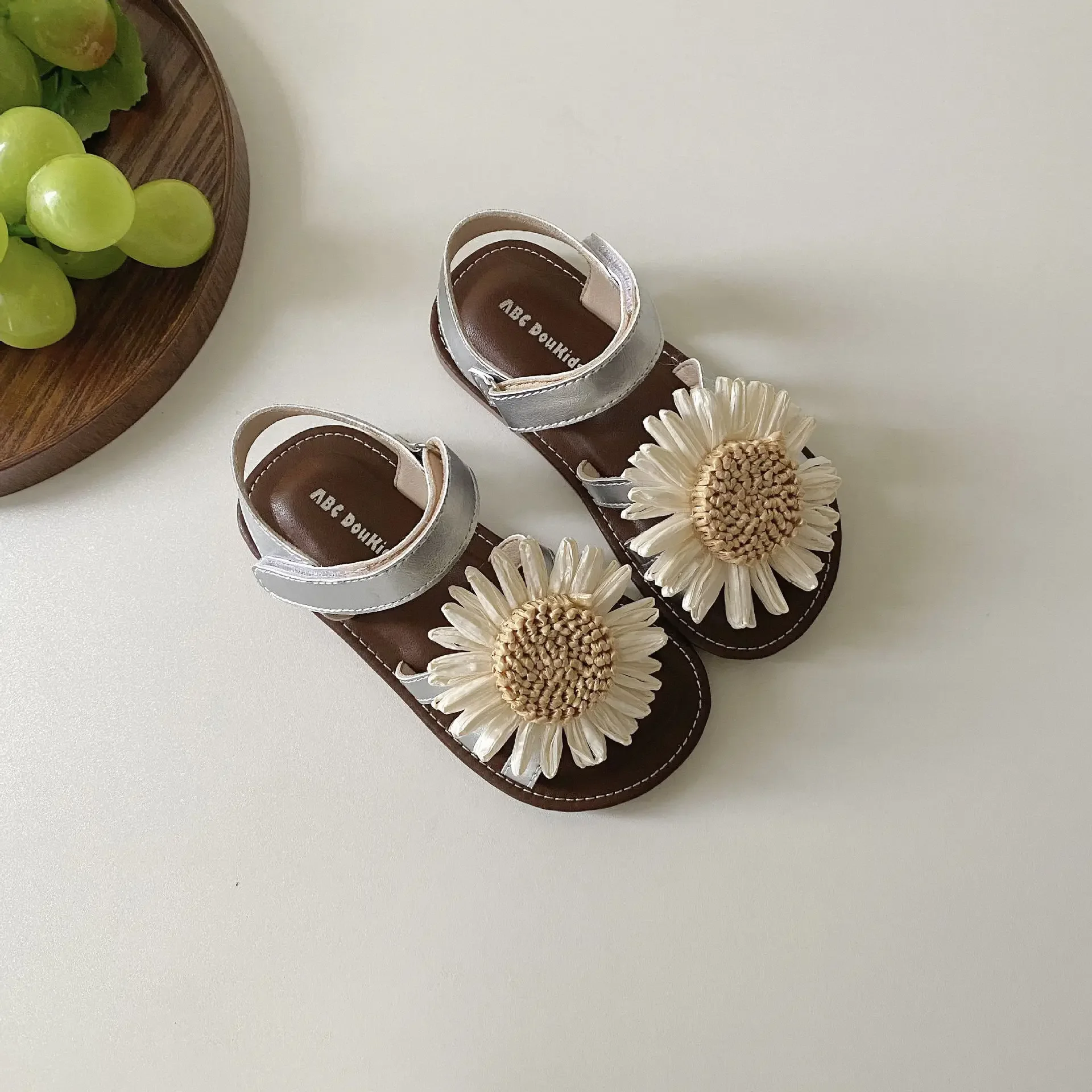 2025 Summer New Girls Sandals Children Little Girl Sunflower Decoration Seaside Princess Shoes Baby Soft Bottom Beach Shoes
2025 Summer New Girls Sandals Children Little Girl Sunflower Decoration Seaside Princess Shoes Baby Soft Bottom Beach Shoes