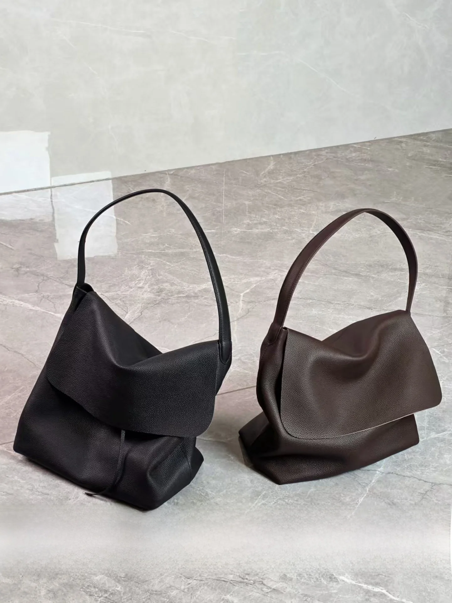 Laid-ba, роскошная пригородная большая сумка из воловьей кожи с верхним слоем, большая женская сумка Capaci, новинка 2025, сумка для подмышек Ele Sensation
Laid-ba, роскошная пригородная большая сумка из воловьей кожи с верхним слоем, большая женская сумка Capaci, новинка 2025, сумка для подмышек Ele Sensation