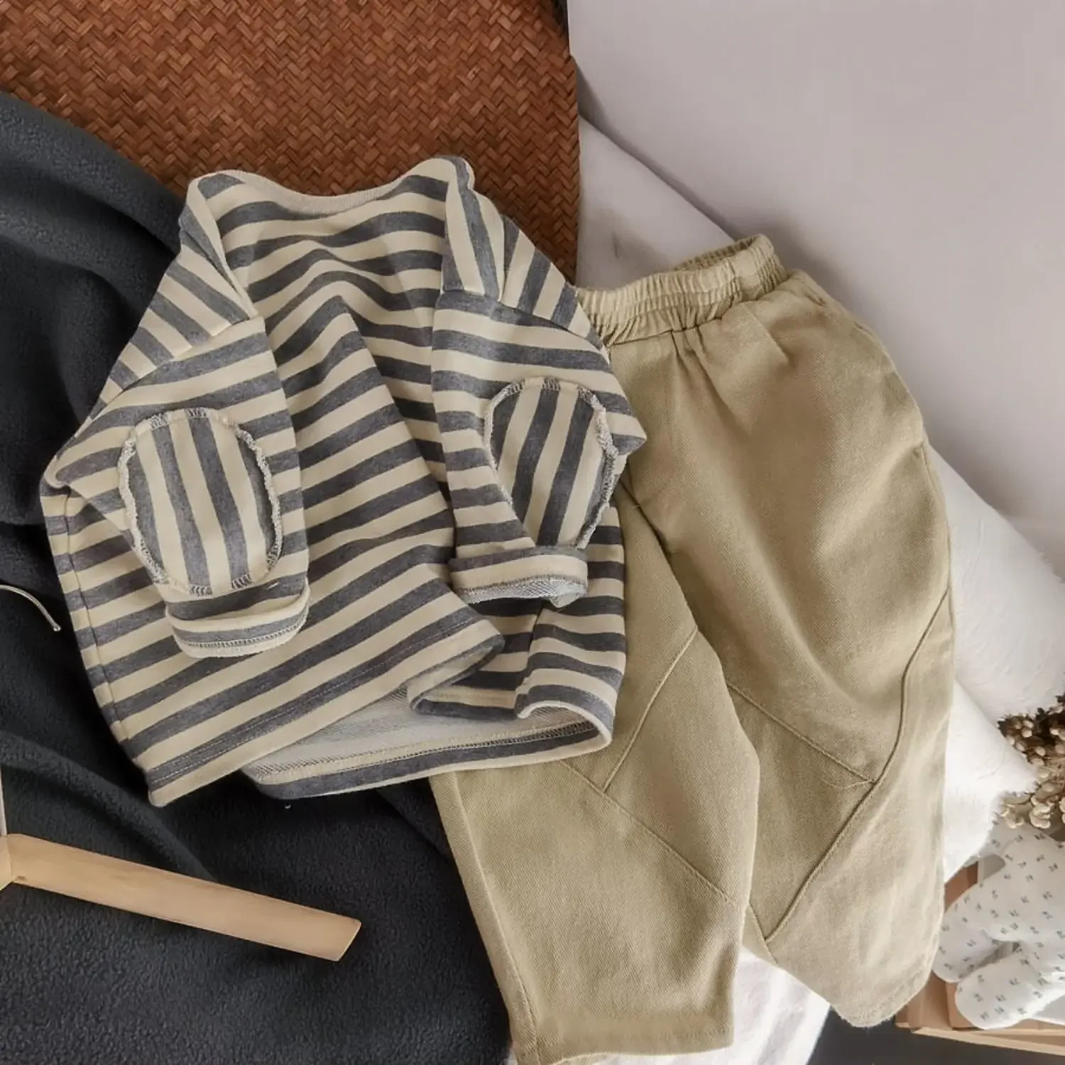 Hundreds of Korean Children's Baby Striped Bottoming Long-sleeved T-shirt Boys Girls 2025 Spring Bottoming Shirt Tops
Hundreds of Korean Children's Baby Striped Bottoming Long-sleeved T-shirt Boys Girls 2025 Spring Bottoming Shirt Tops