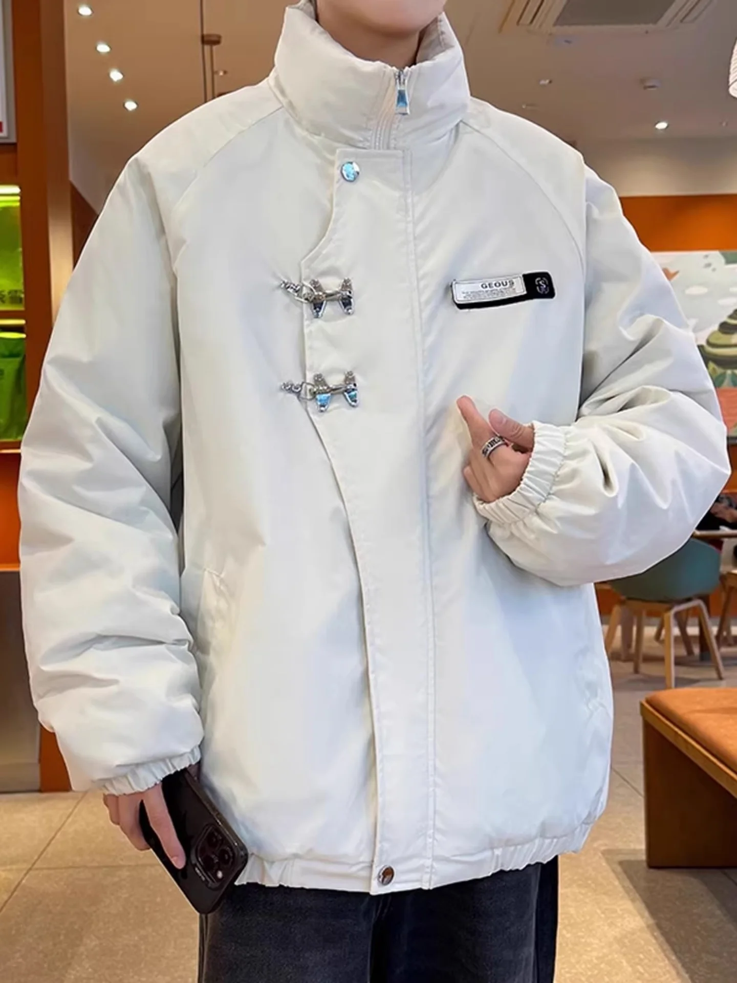 Новая китайская утепленная хлопковая куртка для мужчин, зимняя, свободного кроя, с воротником-стойкой, теплая, молодежная, модная, цвета авиационной синей.
Новая китайская утепленная хлопковая куртка для мужчин, зимняя, свободного кроя, с воротником-стойкой, теплая, молодежная, модная, цвета авиационной синей.