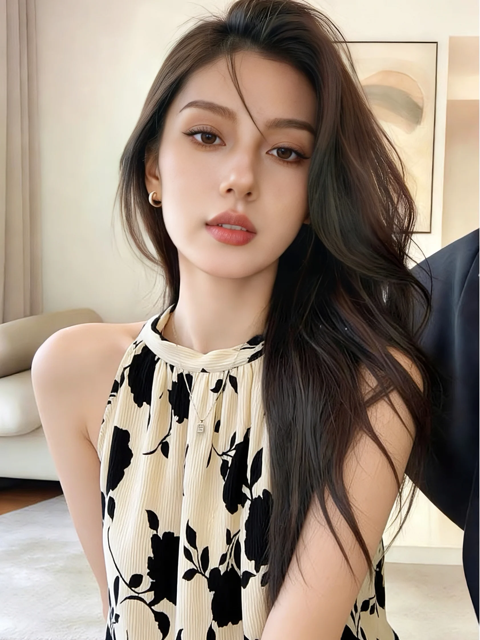 Summer New Sweet Soft Neck Hanging Sleeveless Vest Women's Self-Preservation Painting Korean Style Silk Top
Summer New Sweet Soft Neck Hanging Sleeveless Vest Women's Self-Preservation Painting Korean Style Silk Top