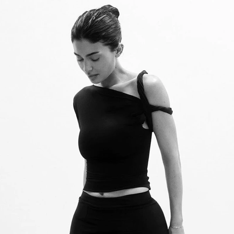 KHY Kylie same style one-shoulder twisted asymmetric sexy short-sleeved T-shirt Slim thin nylon short vest
KHY Kylie same style one-shoulder twisted asymmetric sexy short-sleeved T-shirt Slim thin nylon short vest