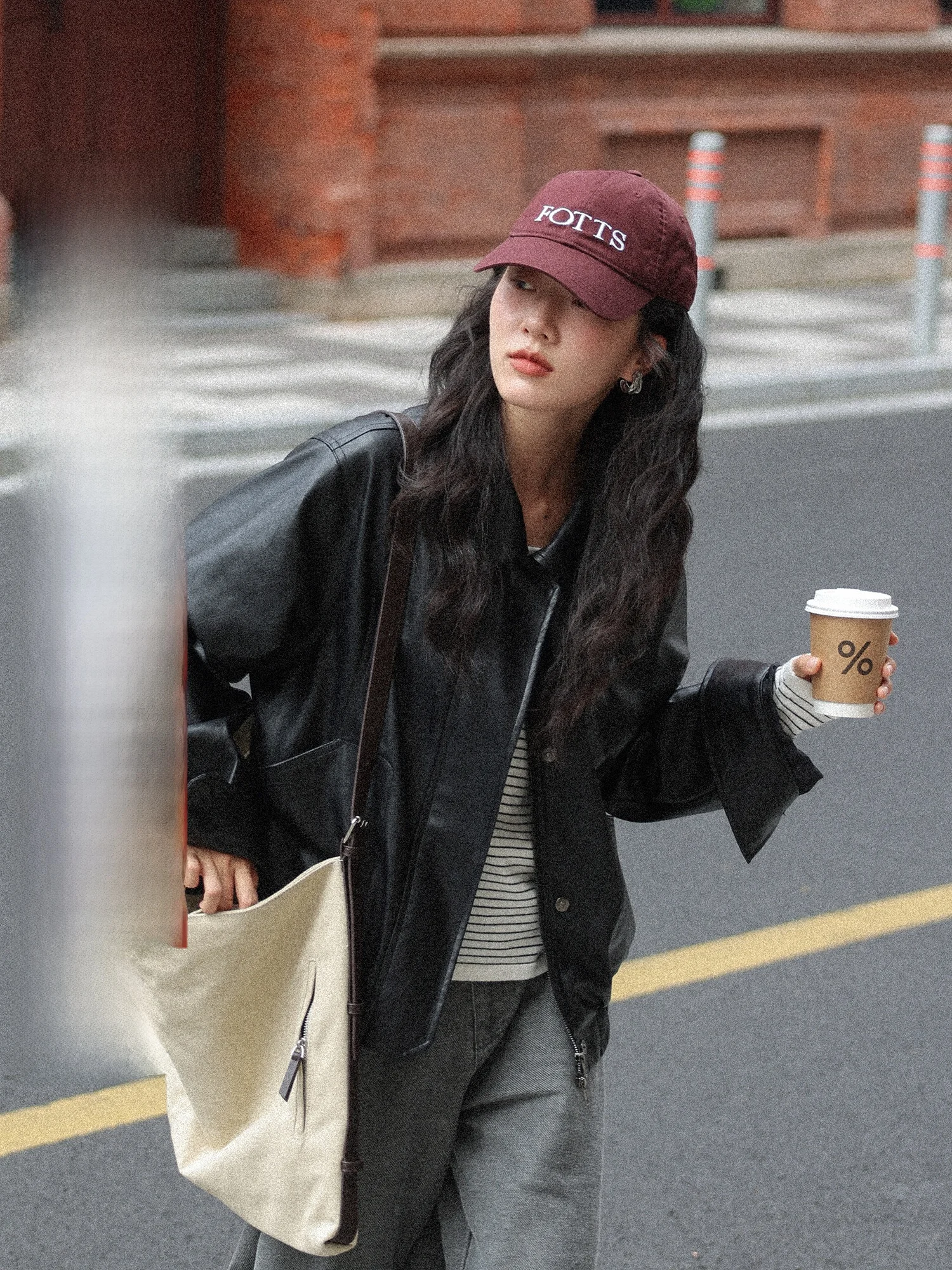 Стильная черная кожаная куртка для женщин в мотоциклетном стиле, весна-зима, новинка, модный хит, маленький размер, уличная одежда, топ
Стильная черная кожаная куртка для женщин в мотоциклетном стиле, весна-зима, новинка, модный хит, маленький размер, уличная одежда, топ