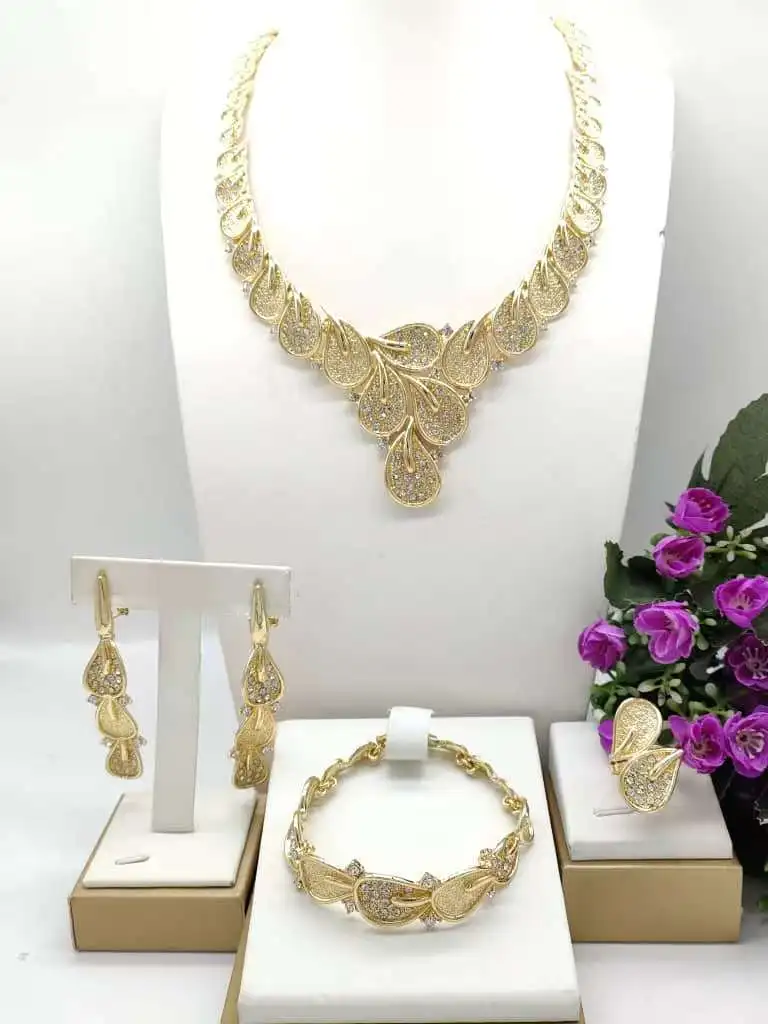 Glamorous Gold Leaf Jewelry Set 4PCS Crystal/Black Stone V-Necklace Set Ideal for Wedding Party & Evening Events
Glamorous Gold Leaf Jewelry Set 4PCS Crystal/Black Stone V-Necklace Set Ideal for Wedding Party & Evening Events