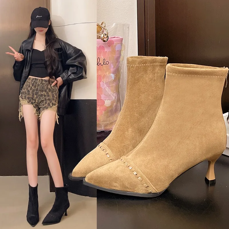 Новинка 2023 года, женские ботильоны с острым носком, замшевые роскошные туфли на среднем каблуке, модные модельные зимние ботинки, дизайнерские короткие сапоги
Новинка 2023 года, женские ботильоны с острым носком, замшевые роскошные туфли на среднем каблуке, модные модельные зимние ботинки, дизайнерские короткие сапоги