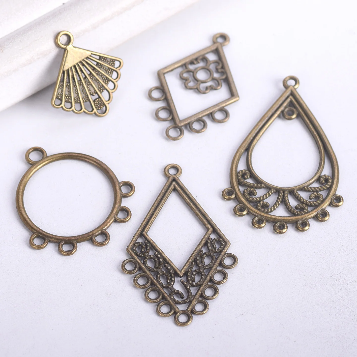 10pcs Antique Bronze Metal Chandelier Pendants Connectors Bails For Jewelry Making DIY Dangle Earring Findings
10pcs Antique Bronze Metal Chandelier Pendants Connectors Bails For Jewelry Making DIY Dangle Earring Findings