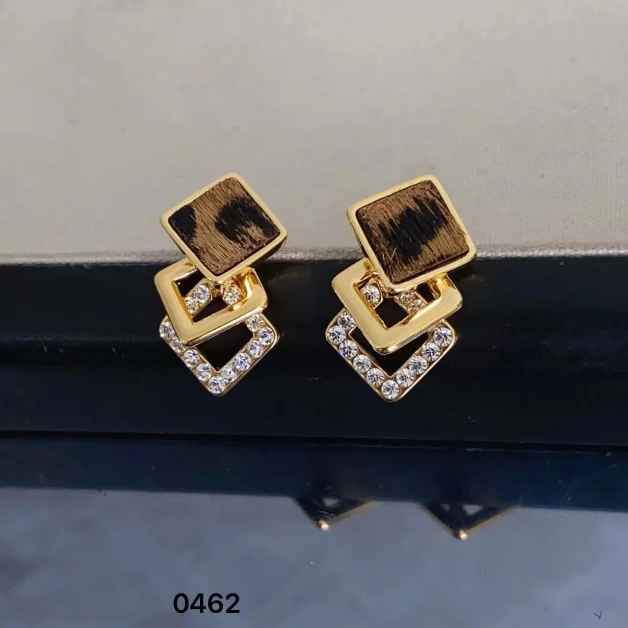 Indescribable beautiful !!2025 Sparkling Leopard Print Earrings – Minimalist High-End Design
Indescribable beautiful !!2025 Sparkling Leopard Print Earrings – Minimalist High-End Design