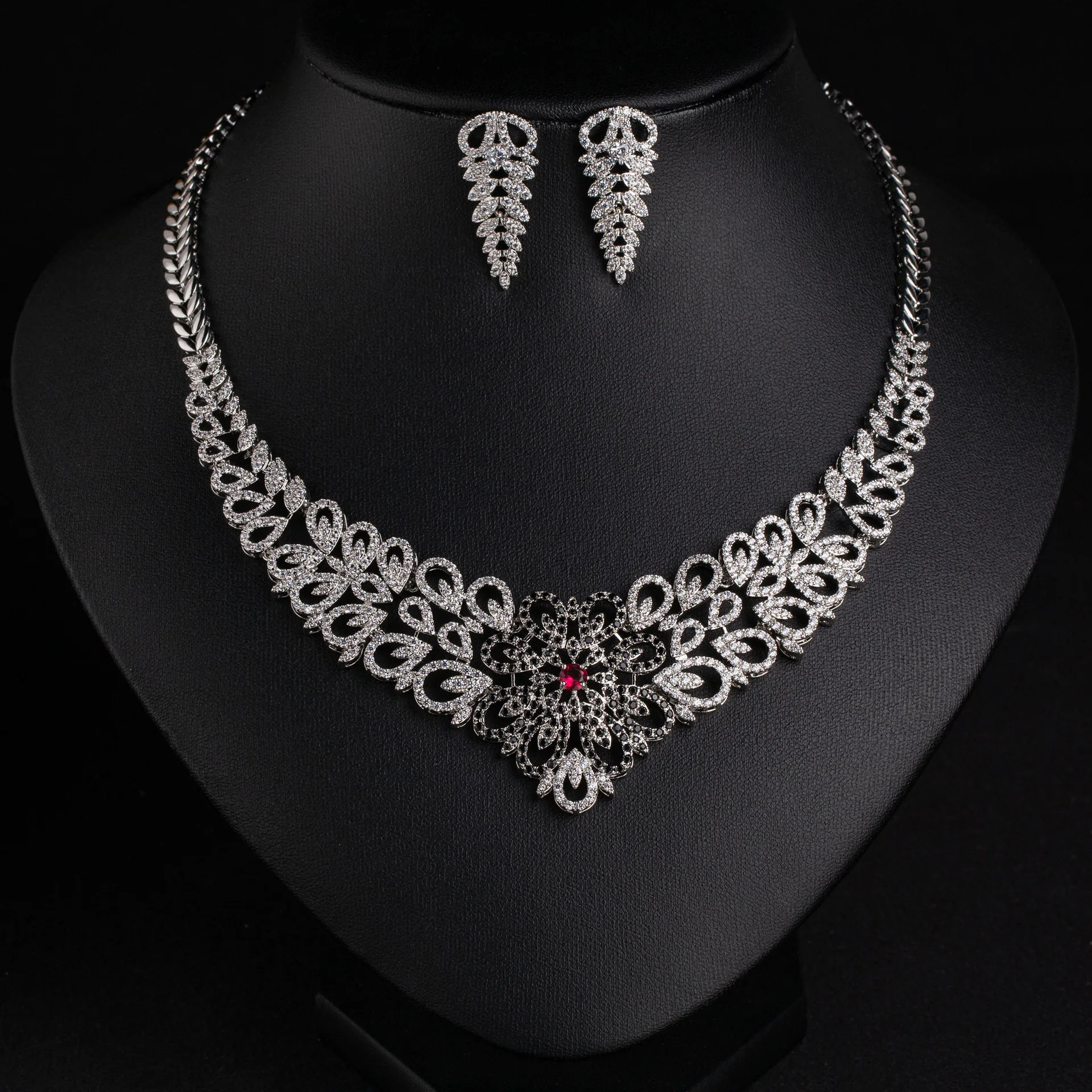 Fashion classic exquisite flower sliver color necklace earrings women dress decoration light luxury jewelry wedding gift M-914
Fashion classic exquisite flower sliver color necklace earrings women dress decoration light luxury jewelry wedding gift M-914