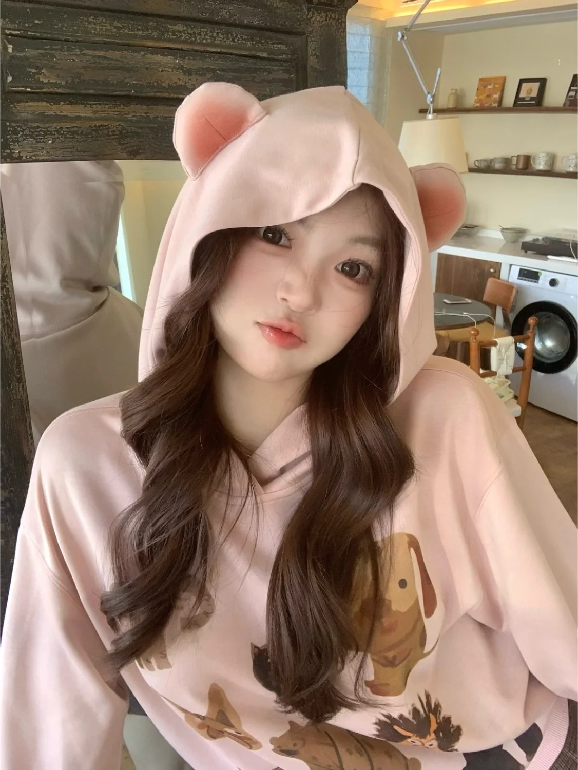 Милая женская толстовка с ушками в студенческом стиле, свободного кроя, с длинными рукавами, с принтом-иллюстрацией, осенне-зимняя, с карманом-кенгуру
Милая женская толстовка с ушками в студенческом стиле, свободного кроя, с длинными рукавами, с принтом-иллюстрацией, осенне-зимняя, с карманом-кенгуру