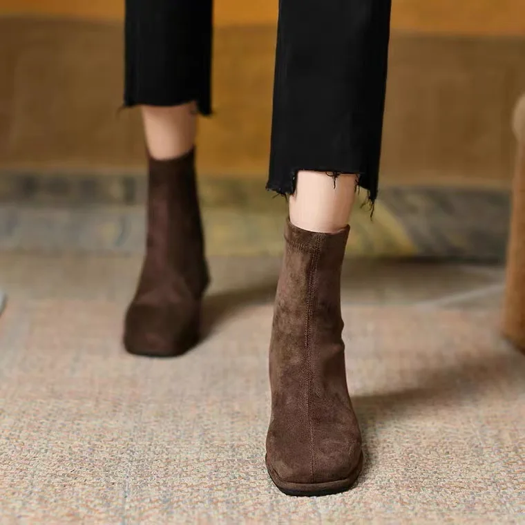 Женские ботильоны из сандалового дерева на толстом каблуке, осень-зима 2026, новая модель, с квадратным носком, на молнии сзади, эластичные тонкие сапоги
Женские ботильоны из сандалового дерева на толстом каблуке, осень-зима 2026, новая модель, с квадратным носком, на молнии сзади, эластичные тонкие сапоги