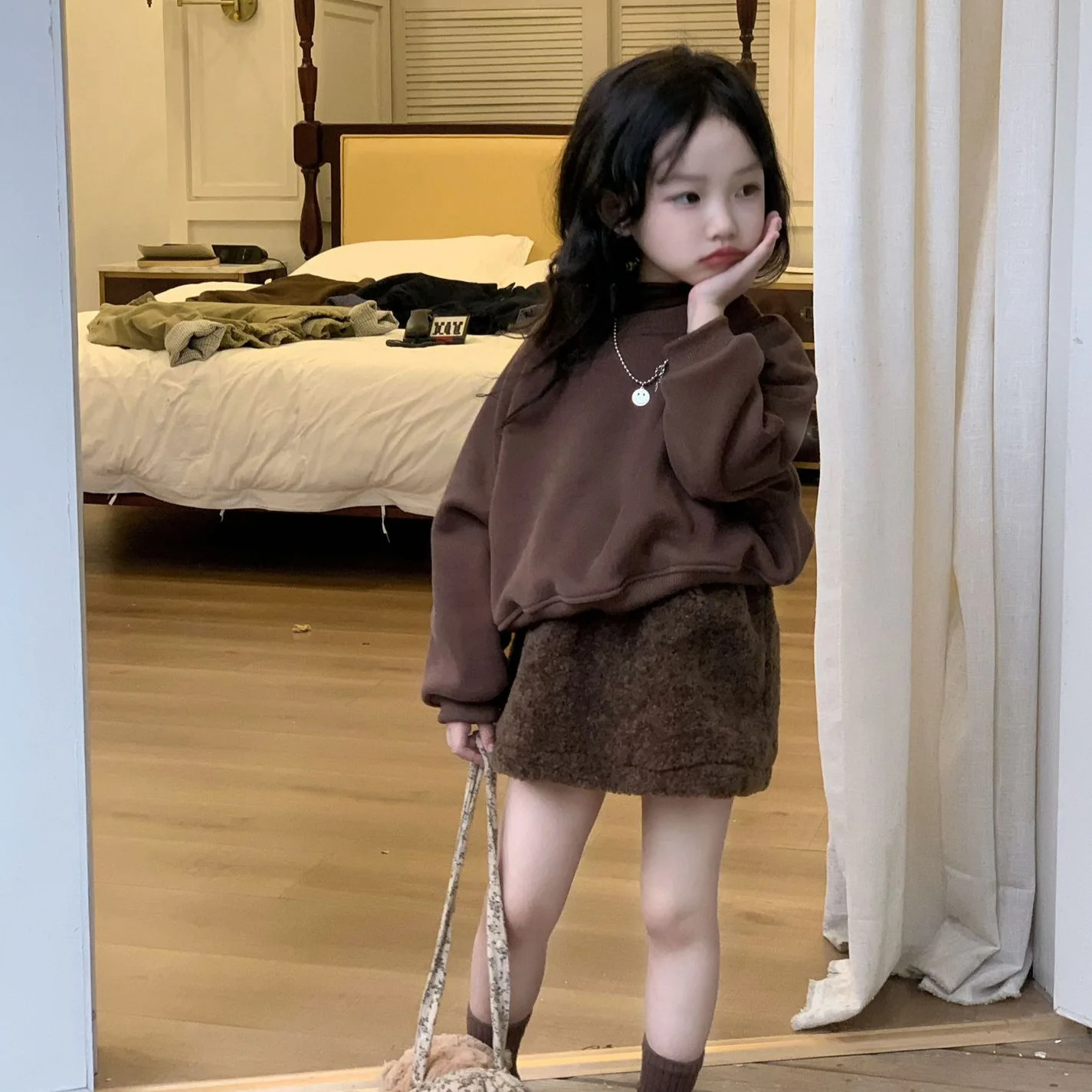 Girls' Sweater Autumn and Winter New Velvet Loose Bat-sleeved Short Top Coffee Solid Color Casual Thickened Long-sleeved Sweater
Girls' Sweater Autumn and Winter New Velvet Loose Bat-sleeved Short Top Coffee Solid Color Casual Thickened Long-sleeved Sweater