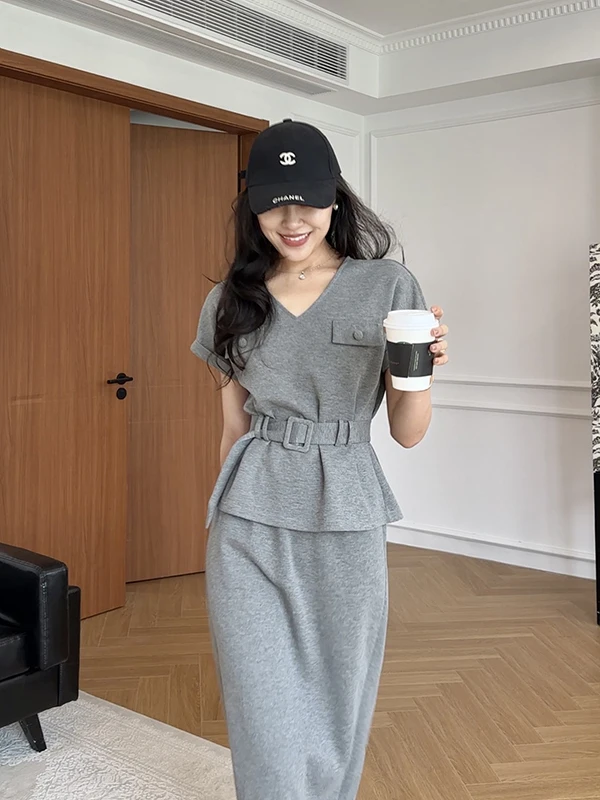 Zhang a Xing Ele Casual Commute V-ne Top Straight Skirt Two-piece Set Cotton ort Sve Summer Faion Ensemble
Zhang a Xing Ele Casual Commute V-ne Top Straight Skirt Two-piece Set Cotton ort Sve Summer Faion Ensemble