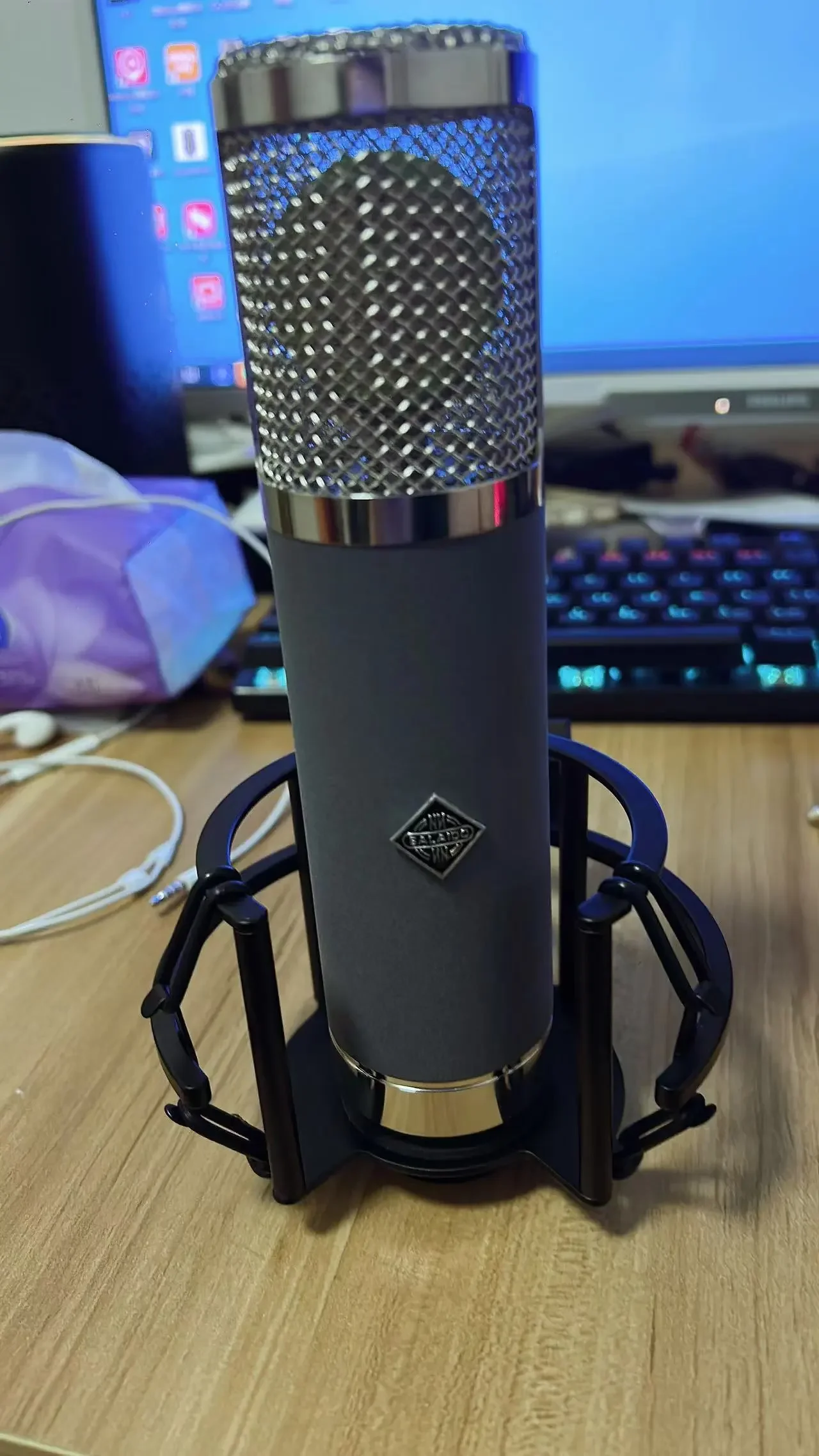 New BALAIDO 51 condenser microphone sound card for live streaming studio recording and singing professional equipment
New BALAIDO 51 condenser microphone sound card for live streaming studio recording and singing professional equipment