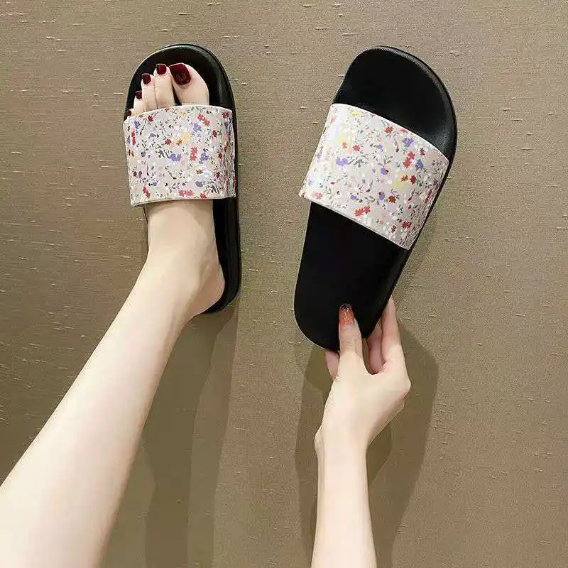 2026 Summer fashion stylish and bright slippers outdoor comfortable and casual versatile and versatile sandals
2026 Summer fashion stylish and bright slippers outdoor comfortable and casual versatile and versatile sandals