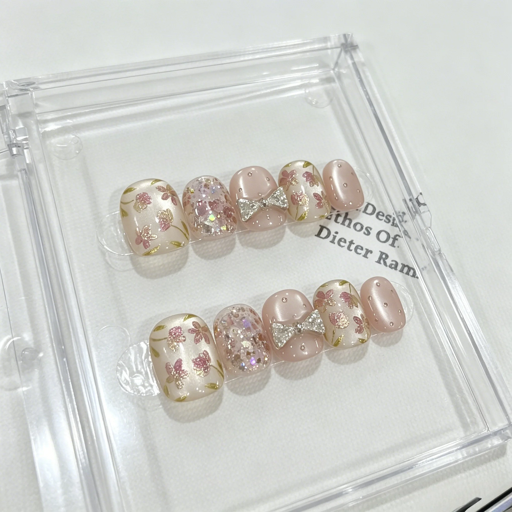 10pcs Pink Floral Print Handmade Nails Glitter Silver Rhinestone Bow Dot Decor Fake Nail Short Square Press on Nail for Women
10pcs Pink Floral Print Handmade Nails Glitter Silver Rhinestone Bow Dot Decor Fake Nail Short Square Press on Nail for Women