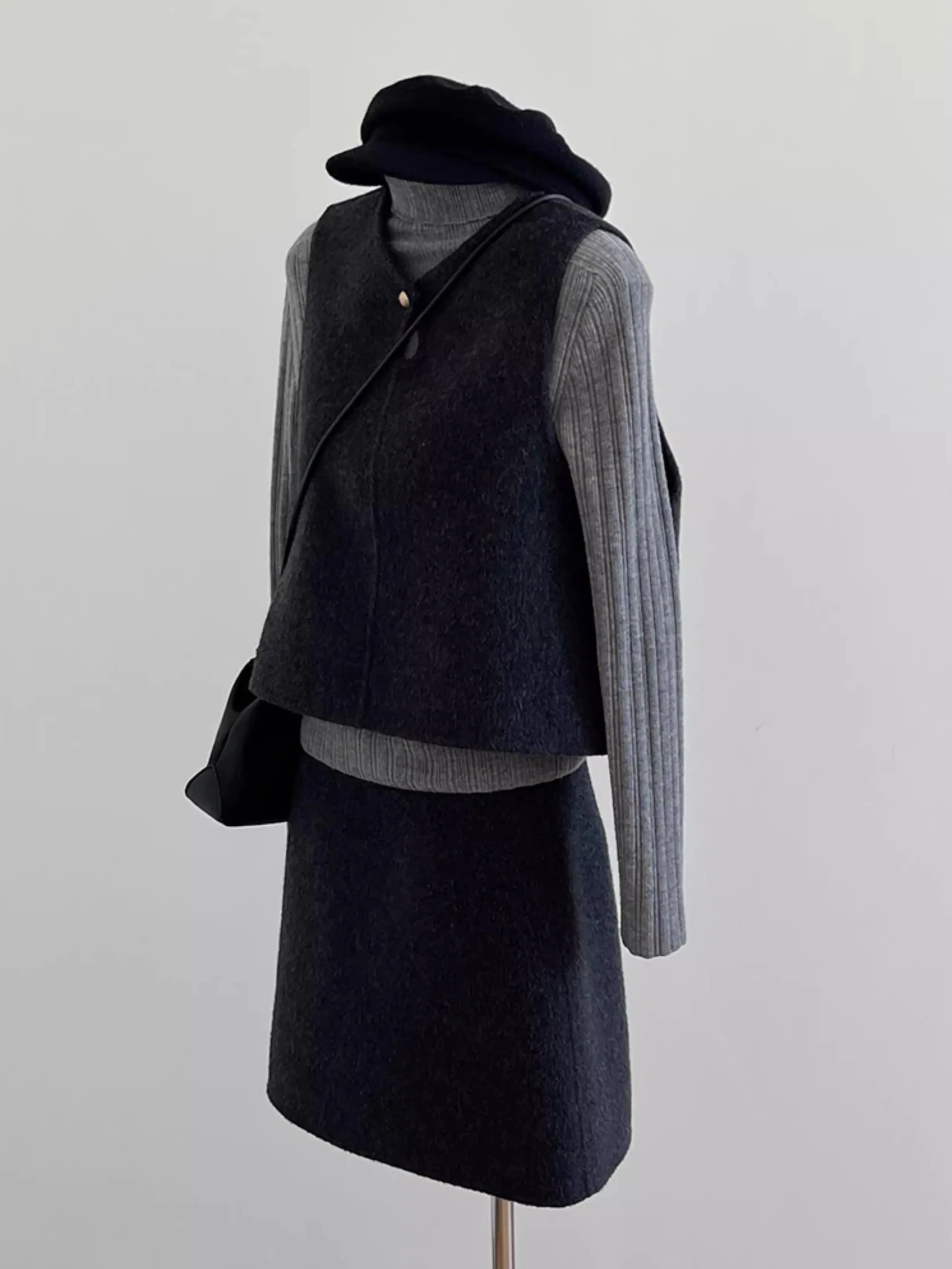 Grey Woolen Vest Sweater Skirt Three-Piece Set Korean Style Commute Winter Women's Fashion Ensemble Warm Flattering
Grey Woolen Vest Sweater Skirt Three-Piece Set Korean Style Commute Winter Women's Fashion Ensemble Warm Flattering