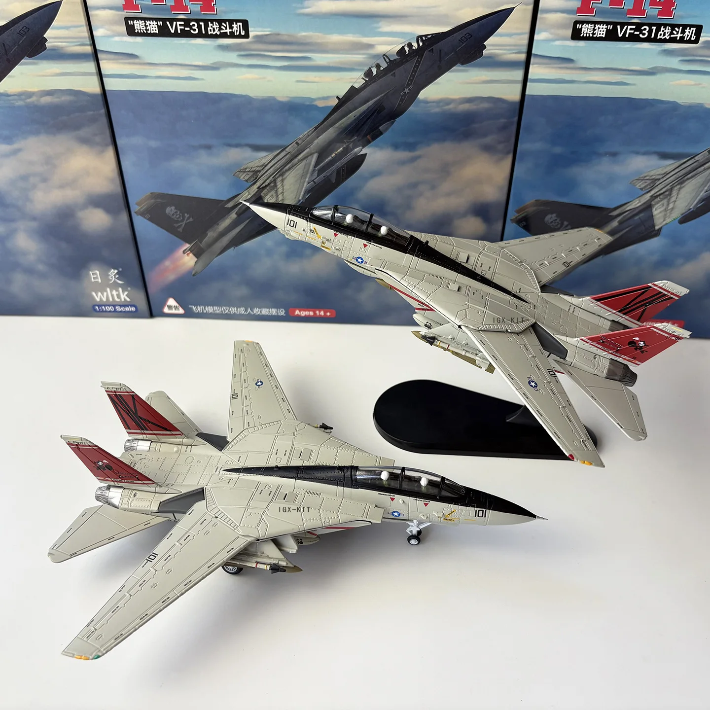 1/100 Scale Model American Military F-14 Fighter Jet F14 Bombs VF31 Squadron Diecast Alloy Display Collection
1/100 Scale Model American Military F-14 Fighter Jet F14 Bombs VF31 Squadron Diecast Alloy Display Collection