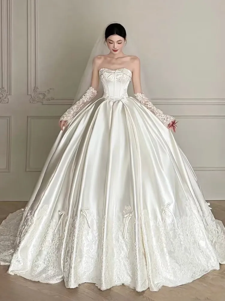 A new strapless satin main fabric with light luxury and simple style is large dress long tail
A new strapless satin main fabric with light luxury and simple style is large dress long tail