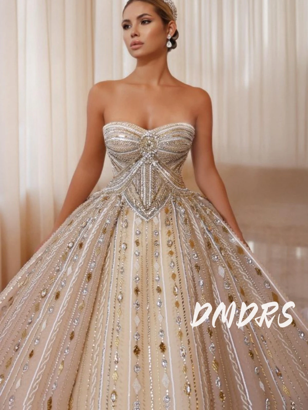 Luxe Crystals Sweetheart Neckline Wedding Dress Glamorous Women Beaded Delicate Ball Gown Customized Sleeveless Bride Wear
Luxe Crystals Sweetheart Neckline Wedding Dress Glamorous Women Beaded Delicate Ball Gown Customized Sleeveless Bride Wear
