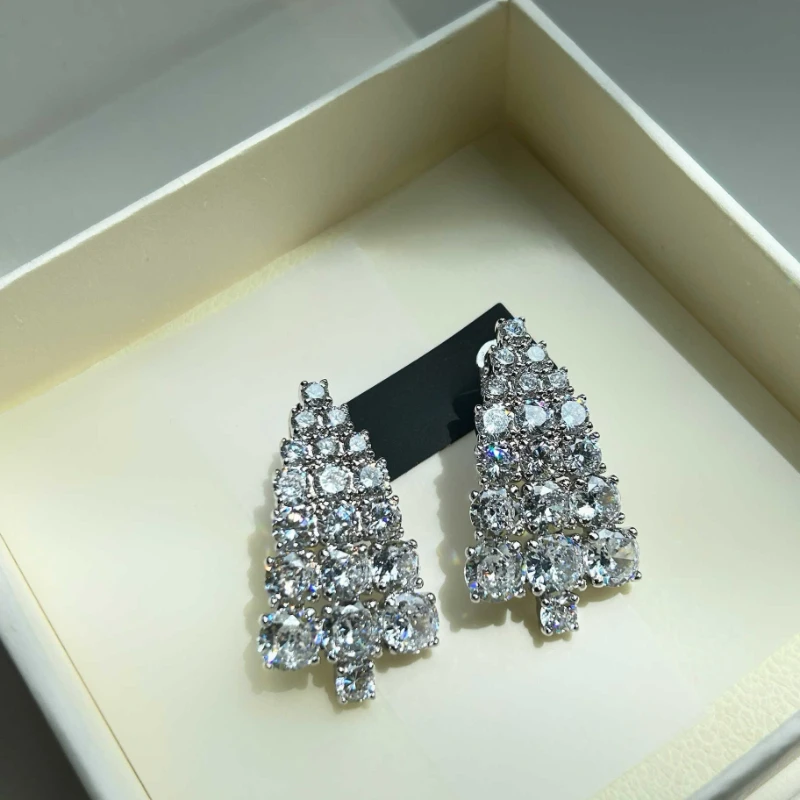 Europe Copper Plated Platinum Zircon 925 Silver Needle Geometry Earring Woman Exquisite Jewelry Sparkling Party Trend
Europe Copper Plated Platinum Zircon 925 Silver Needle Geometry Earring Woman Exquisite Jewelry Sparkling Party Trend