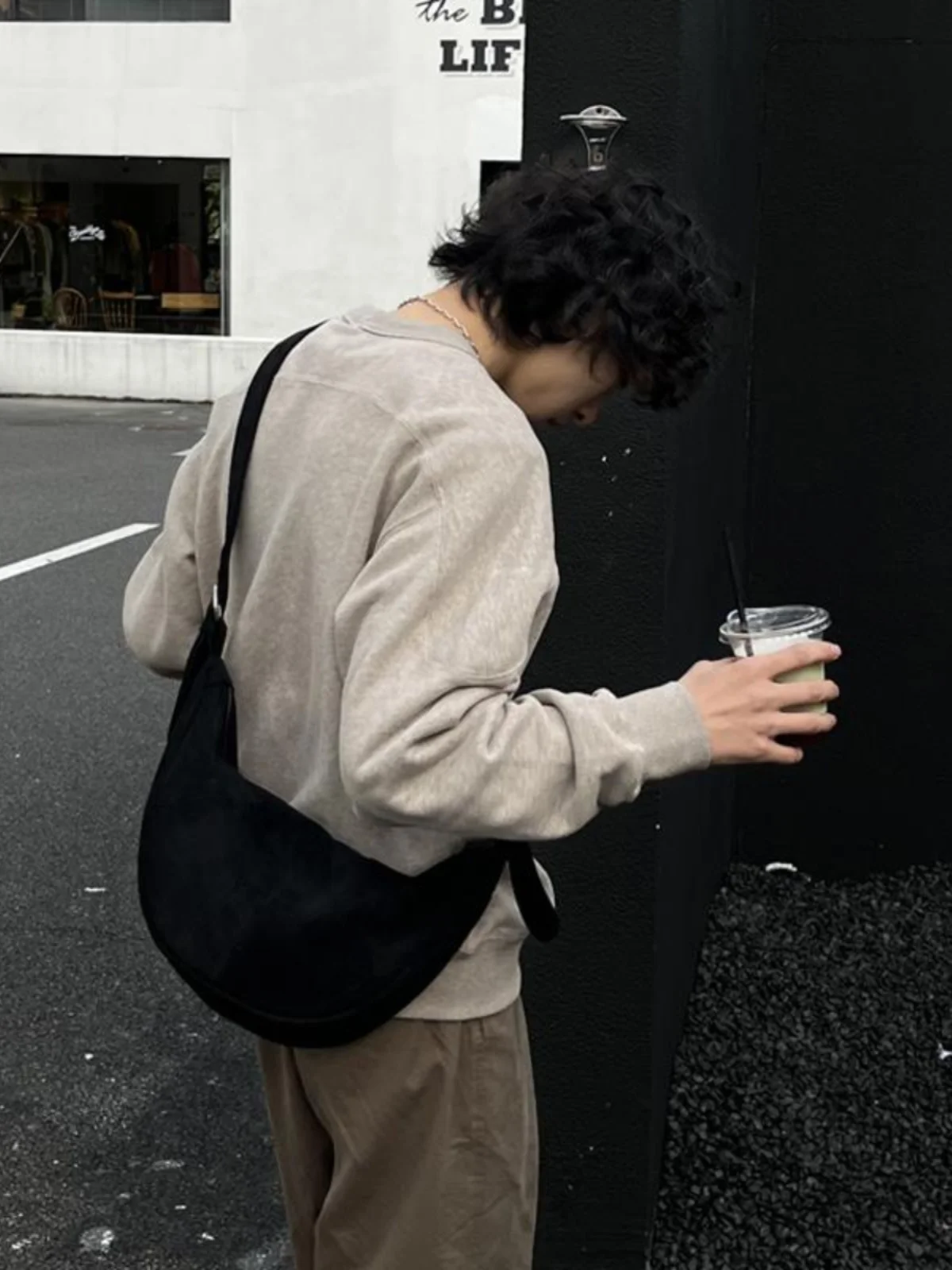 Корейская замшевая сумка с рогом, сумка через плечо, мягкая сумка с клецками в стиле ретро, модная застежка с клапаном 
Корейская замшевая сумка с рогом, сумка через плечо, мягкая сумка с клецками в стиле ретро, модная застежка с клапаном