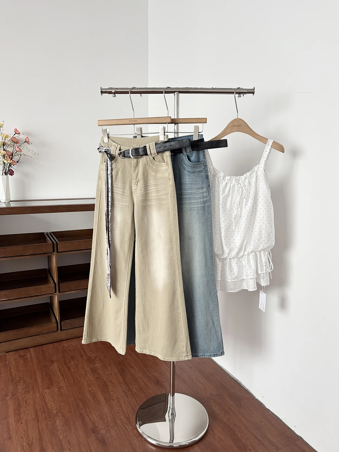 Slimming High Waist Wide Leg Jeans Korean Retro Casual Commuter Women's Fashion Spring Summer New Style Polyester Fiber
Slimming High Waist Wide Leg Jeans Korean Retro Casual Commuter Women's Fashion Spring Summer New Style Polyester Fiber