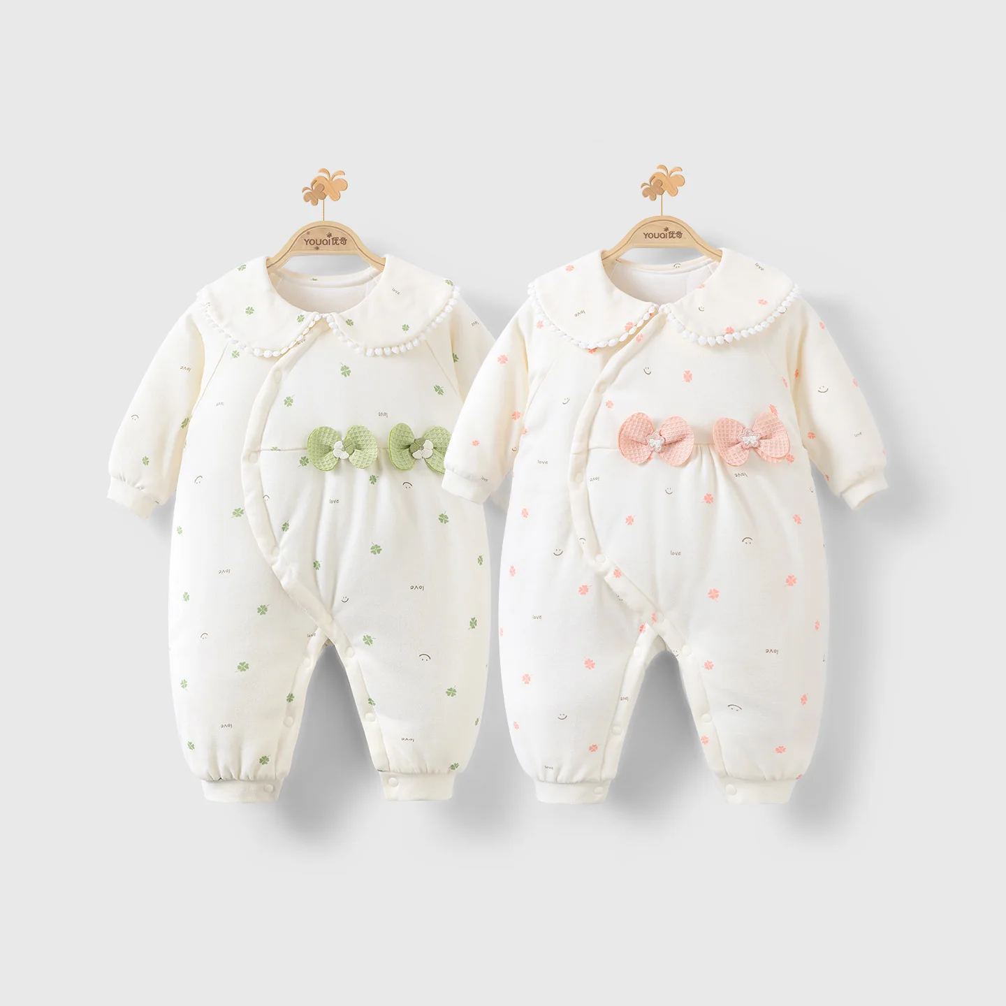 Winter Baby Beige Cotton Jumpsuit with Green/pink Double Pearl Collar and Bow Decoration Sweet Outdoor Wearing Jumpsuit
Winter Baby Beige Cotton Jumpsuit with Green/pink Double Pearl Collar and Bow Decoration Sweet Outdoor Wearing Jumpsuit