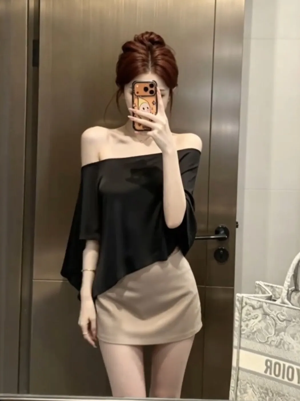 Elegant Black Satin Two-Piece Set for Women Summer High Waist Asymmetrical Shoulder Cover Top And Short Skirt Chic Style
Elegant Black Satin Two-Piece Set for Women Summer High Waist Asymmetrical Shoulder Cover Top And Short Skirt Chic Style