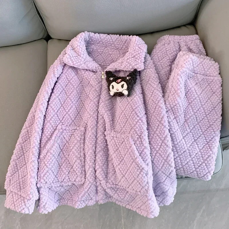 Новые Sanrio Clow M зимние теплые утепленные женские пижамы из чистого хлопка кораллового флиса с бархатной подкладкой, шелковые пижамы для женщин
Новые Sanrio Clow M зимние теплые утепленные женские пижамы из чистого хлопка кораллового флиса с бархатной подкладкой, шелковые пижамы для женщин