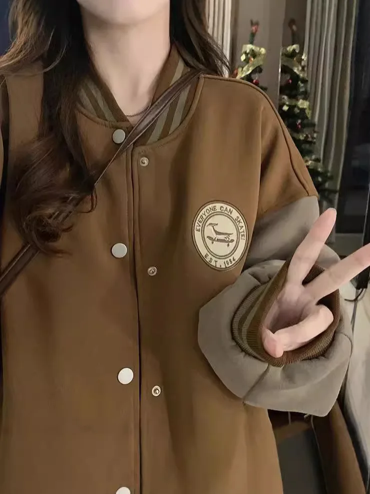 Бейсбольные куртки для девочек, спортивные женские осенние облегающие хлопковые куртки из шерпа, теплые ветрозащитные классические простые эластичные карго из двух предметов
Бейсбольные куртки для девочек, спортивные женские осенние облегающие хлопковые куртки из шерпа, теплые ветрозащитные классические простые эластичные карго из двух предметов