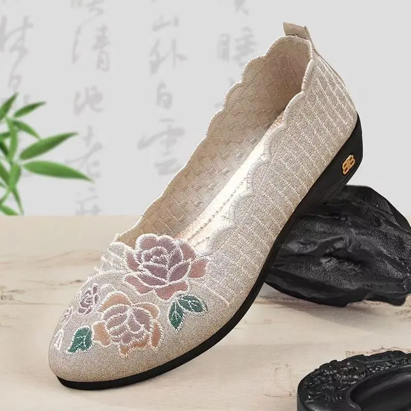 Женские новые туфли на низком каблуке с вышивкой, весенне-летние, на мягкой подошве, неглубокие, без застежек, телесного цвета, в стиле чонсам, для пожилых людей
Женские новые туфли на низком каблуке с вышивкой, весенне-летние, на мягкой подошве, неглубокие, без застежек, телесного цвета, в стиле чонсам, для пожилых людей