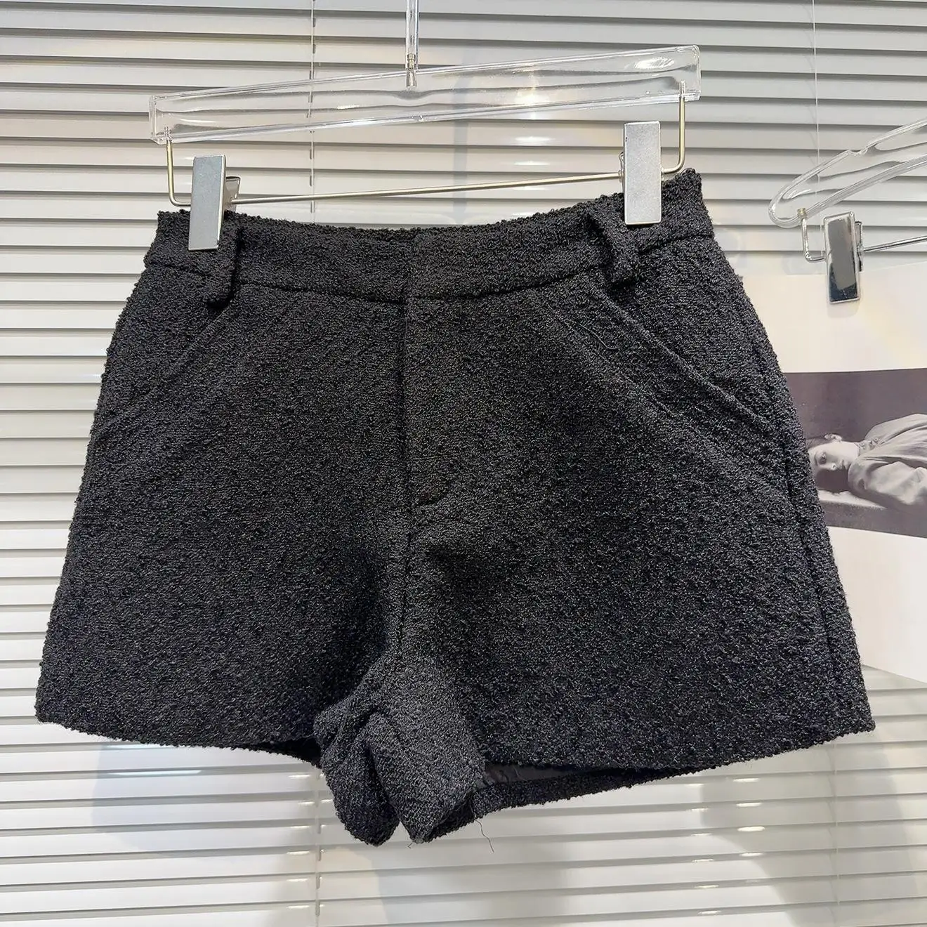 Зима 2025: Новые женские прямые повседневные брюки-кюлоты из твида в стиле французского шика, однотонные, высококачественные
Зима 2025: Новые женские прямые повседневные брюки-кюлоты из твида в стиле французского шика, однотонные, высококачественные