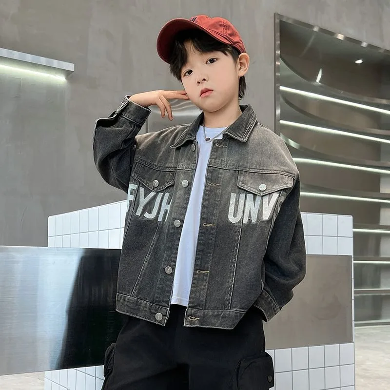 Kids Denim Coat 2025 New Boy's Single-Button Stylish Open Front Jacket Spring Autumn Gradient Square Collar Pre-Teen Casual Wear
Kids Denim Coat 2025 New Boy's Single-Button Stylish Open Front Jacket Spring Autumn Gradient Square Collar Pre-Teen Casual Wear