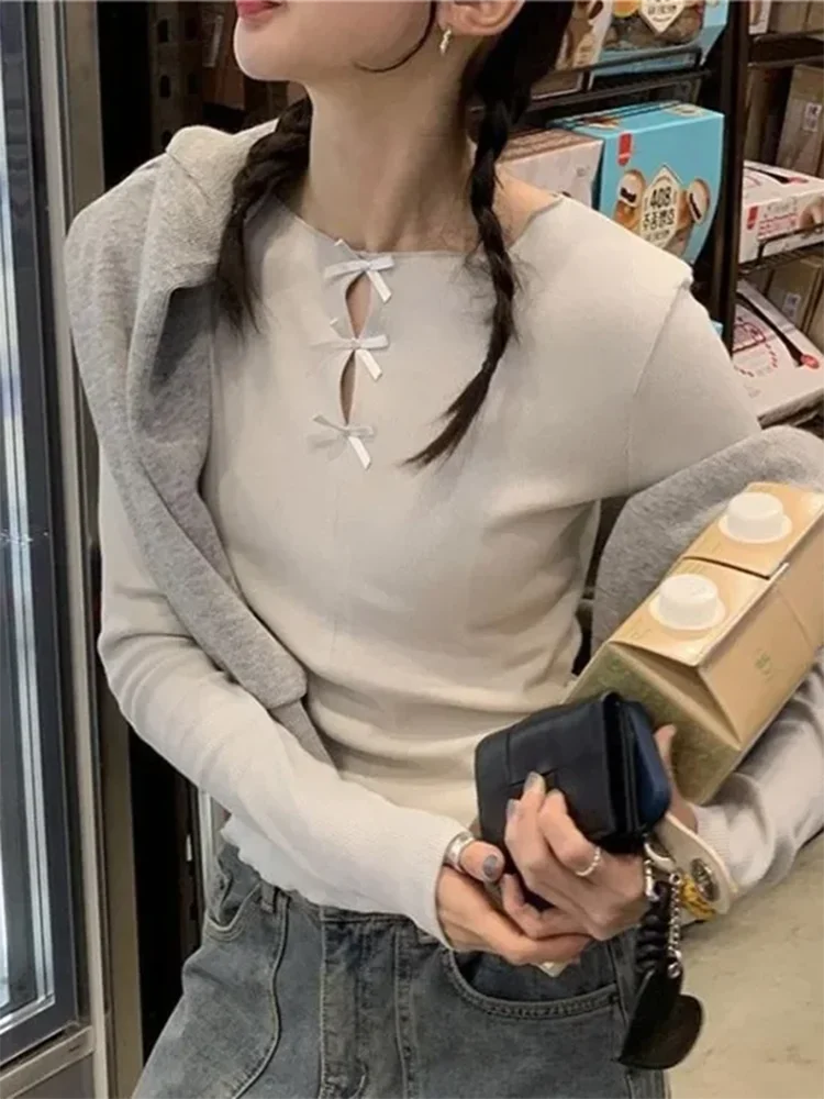 Y2K Summer New Slim Fit O-Neck Hollow Bow Women's T-Shirt Korean Women Fashionable and Elegant Long Sleeved Knitted Top
Y2K Summer New Slim Fit O-Neck Hollow Bow Women's T-Shirt Korean Women Fashionable and Elegant Long Sleeved Knitted Top