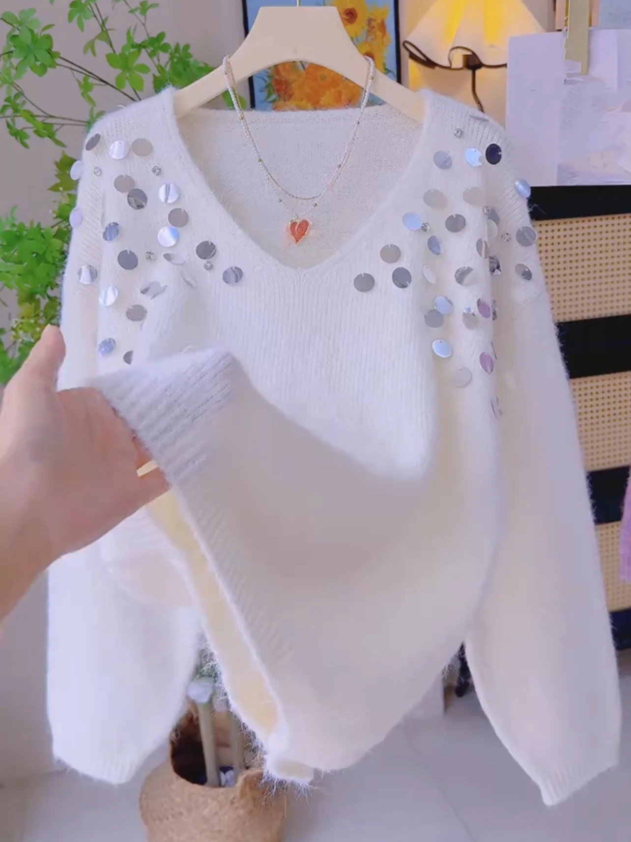 Белый тяжелый экращенный свитер с v-образным вырезом, женский осенне-зимний новый красивый уникальный вязаный топ больших размеров для женщин больших размеров
Белый тяжелый экращенный свитер с v-образным вырезом, женский осенне-зимний новый красивый уникальный вязаный топ больших размеров для женщин больших размеров