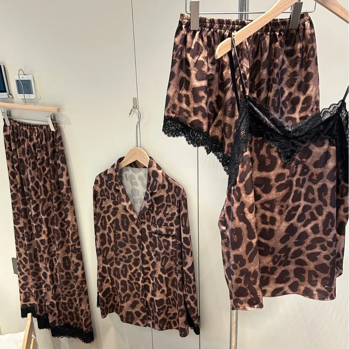 Four-piece Leopard lace sexy suspender pajamas with chest pads spring and summer thin ice silk suit can be worn outside
Four-piece Leopard lace sexy suspender pajamas with chest pads spring and summer thin ice silk suit can be worn outside