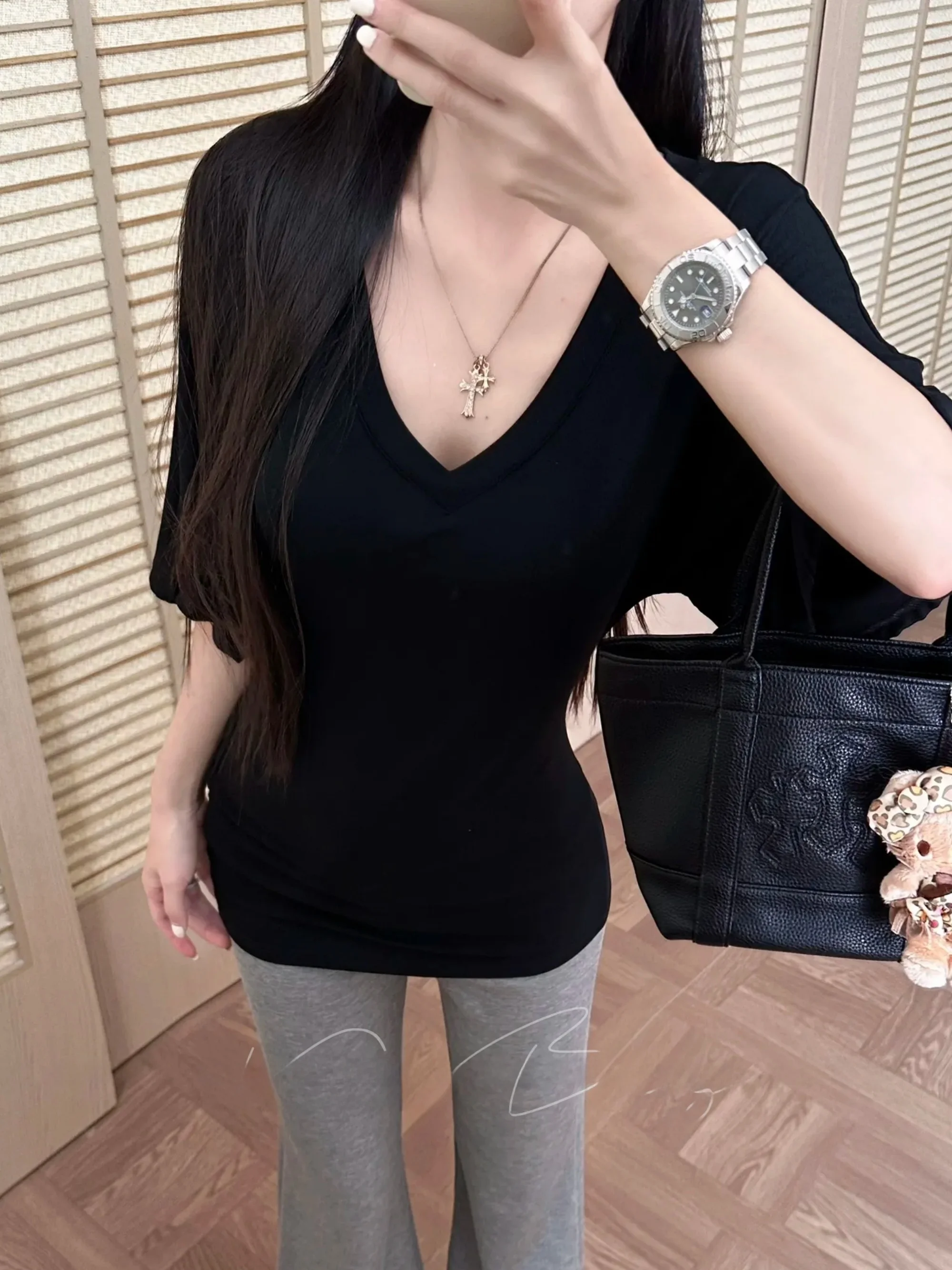 Fashionable Casual Black V-Neck Short Sleeve T-Shirt And Pleated Long Pants Slimming Effect Pure Desire Minimalist Style Set
Fashionable Casual Black V-Neck Short Sleeve T-Shirt And Pleated Long Pants Slimming Effect Pure Desire Minimalist Style Set