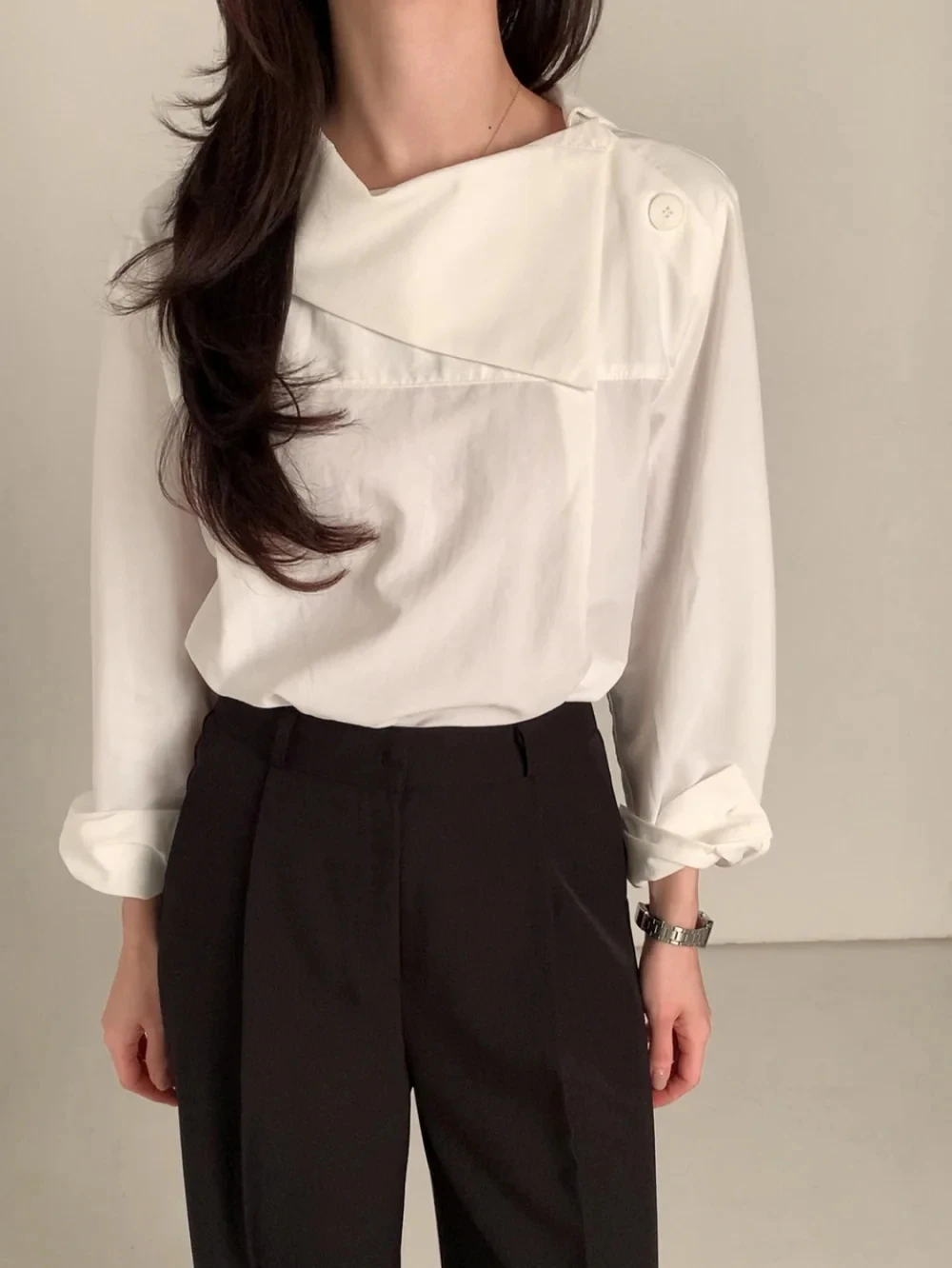 Белая женская рубашка с асимметричным воротником, длинными рукавами, на пуговицах, в корейском стиле, для офиса, свободного кроя, однотонная
Белая женская рубашка с асимметричным воротником, длинными рукавами, на пуговицах, в корейском стиле, для офиса, свободного кроя, однотонная