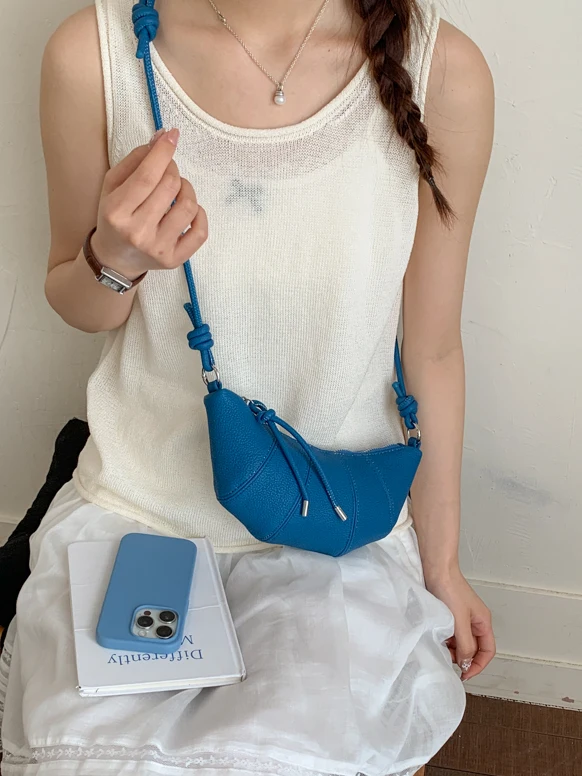 Chic Small Cow Horn Bag Women's Casual Crossbody Dumpling Shape Mobile Phone Bag Daily Commuting Simple Fashion Trendy
Chic Small Cow Horn Bag Women's Casual Crossbody Dumpling Shape Mobile Phone Bag Daily Commuting Simple Fashion Trendy