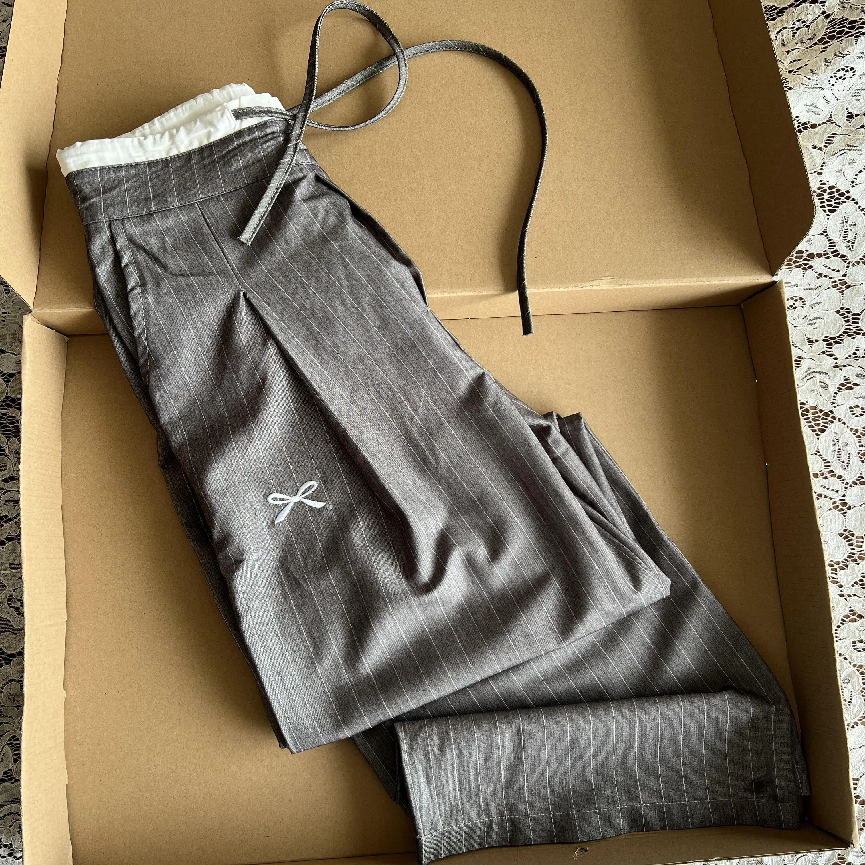 Chic Women High Waist Grey Striped Pants Spring Autumn Drawstring Bow Wide Leg Straight Trousers Casual Versatile Pants
Chic Women High Waist Grey Striped Pants Spring Autumn Drawstring Bow Wide Leg Straight Trousers Casual Versatile Pants